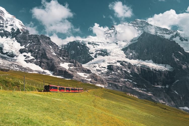 8 Wisata di Swiss yang Bisa Dikunjungi Selain Winter, Ada yang Hidden Gem!